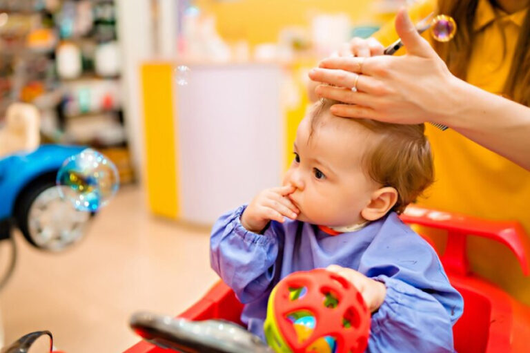 Criança cortando o cabelo em local lúdico - Cabeleireiro Infantil