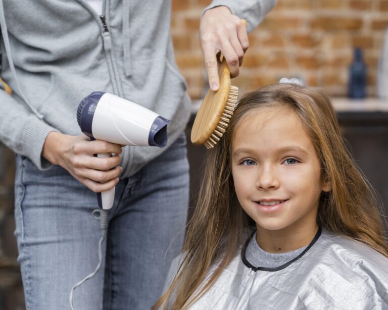 Uma criança alegre recebendo um corte de cabelo de um cabeleireiro infantil habilidoso em Curitiba.
