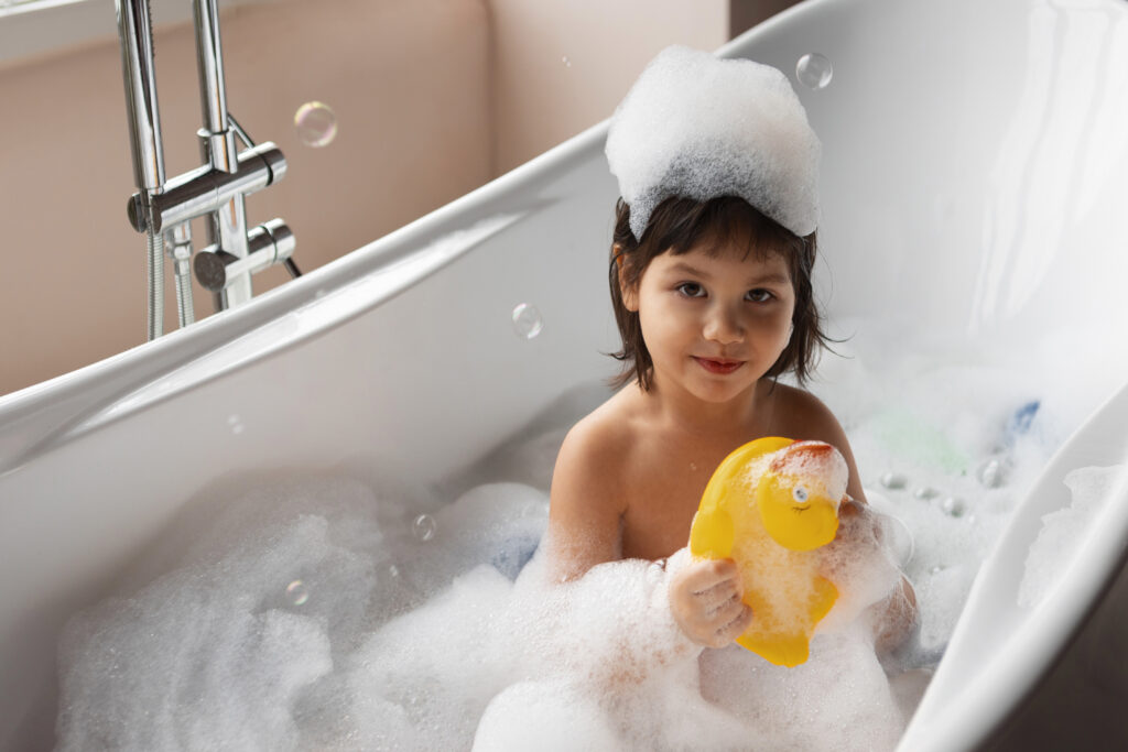 Crianças em um salão infantil, com profissionais usando os melhores shampoos adequados para seus cabelos.