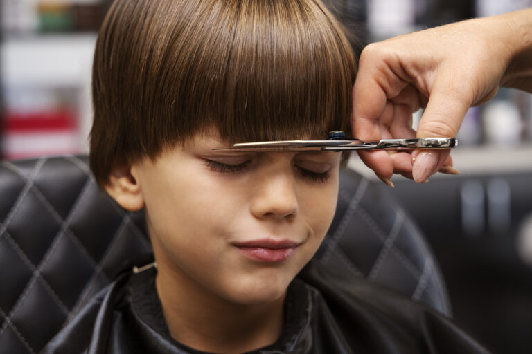 Uma criança feliz com um novo corte de cabelo estiloso.